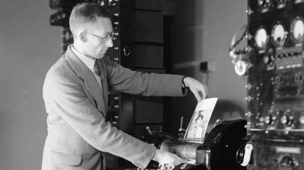 Die Bildtelegrafie (hier circa 1938) gilt als Vorläufer der Faxmaschine.  