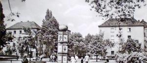 Heerstraße Ecke Pichelsdorfer Straße (quasi am heutigen Curry-Pilz). Hier stand bis 1958 eine Verkehrssäule. Es gibt Ideen, diese wieder aufzubauen.