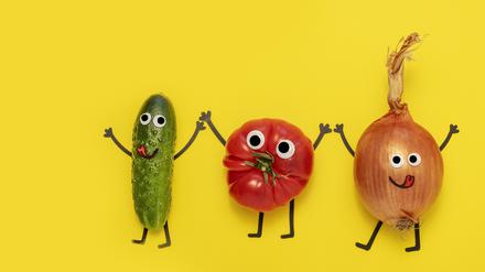 Glückliches Gemüse - Gurke, Tomate und Zwiebel