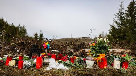 Kerzen und Blumen liegen in einem Wald bei Freudenberg im südlichen Nordrhein-Westfalen.