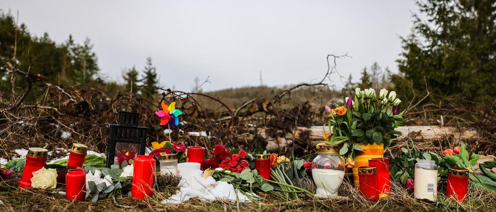 Kerzen und Blumen liegen in einem Wald bei Freudenberg im südlichen Nordrhein-Westfalen.