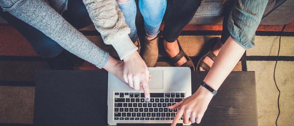 Ist ChatGPT tatsächlich ein vollwertiger Ersatz für menschliche Intelligenz? Wir haben uns umgehört,  wie häufig Studierende in Berlin das Programm nutzen. 