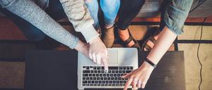 Ist ChatGPT tatsächlich ein vollwertiger Ersatz für menschliche Intelligenz? Wir haben uns umgehört,  wie häufig Studierende in Berlin das Programm nutzen. 