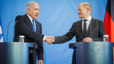 Bundeskanzler Olaf Scholz (SPD, r) und Benjamin Netanjahu, Ministerpräsident von Israel, geben im Bundeskanzleramt eine Pressekonferenz. 