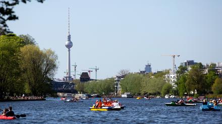 21.04.18, Berlin: Boote und Wassertreter auf der Spree am Treptower Park. Foto: Christoph Soeder/dpa +++ dpa-Bildfunk +++