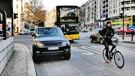 Berlin Charlottenburg; Falschparker . SUV parkt auf Kurfürstendamm sowohl auf Busspur als auch in Haltestelle Falschparker

Berlin Charlottenburg False Parker SUV park on Kurfürstendamm both on Bus lane as too in Stop False Parker  