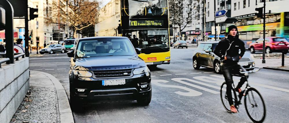Berlin Charlottenburg; Falschparker . SUV parkt auf Kurfürstendamm sowohl auf Busspur als auch in Haltestelle Falschparker
Berlin Charlottenburg False Parker SUV park on Kurfürstendamm both on Bus lane as too in Stop False Parker