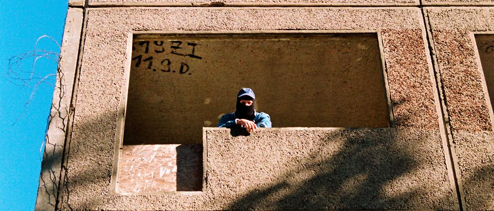 Pöbel MC möchte nicht mit seinem bürgerlichen Namen und seiner wahren Identität in der Öffentlichkeit auftreten.