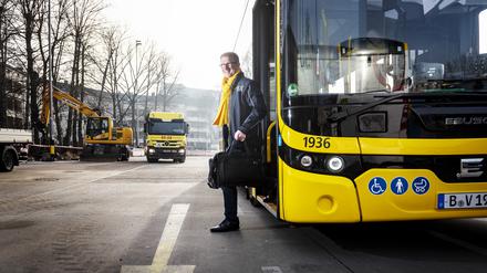 Rolf Erfurt nebst einem neuen Elektrobus der BVG.