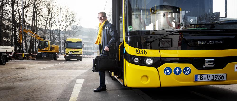 Rolf Erfurt nebst einem neuen Elektrobus der BVG.