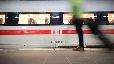 Ein Mann geht am Hauptbahnhof an einem ICE vorbei. 