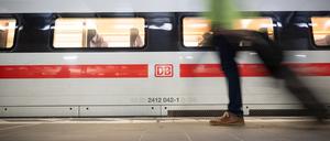 Ein Mann geht am Hauptbahnhof an einem ICE vorbei. 