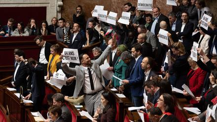Tumultartige Szenen im Parlament, das nicht über die Rentenreform entscheiden darf.