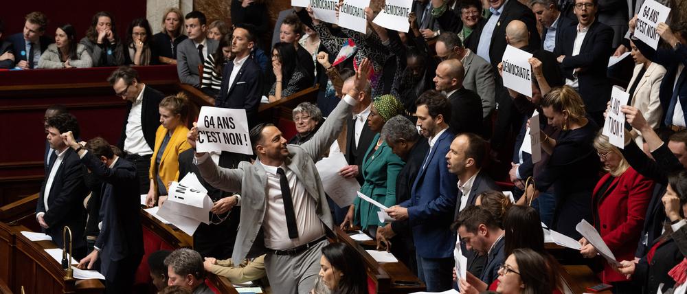 Tumultartige Szenen im Parlament, das nicht über die Rentenreform entscheiden darf.