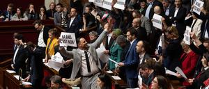 Tumultartige Szenen im Parlament, das nicht über die Rentenreform entscheiden darf.