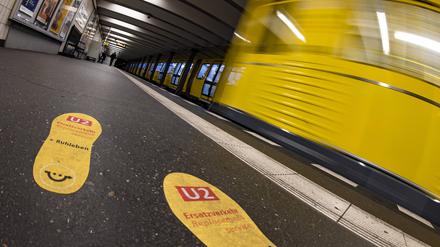 Informationen über Schienersatzverkehr auf der U-Bahn Linie 2 von Theodor-Heuss-Platz nach Ruhleben in Berlin am 29. Dezember 2022. 