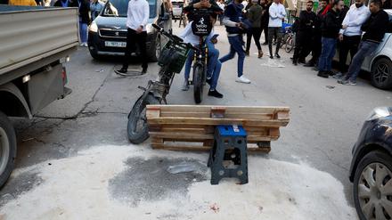 Menschen sammeln sich an dem Ort in der Stadt Dschenin, wo ein Palästinenser getötet wurde.