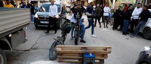 Menschen sammeln sich an dem Ort in der Stadt Dschenin, wo ein Palästinenser getötet wurde.