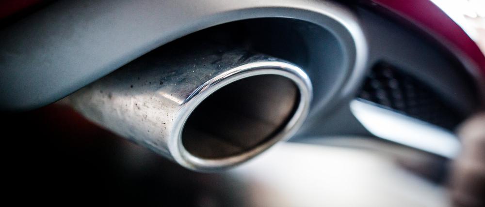 Der Auspuff eines Autos mit Dieselmotor.
