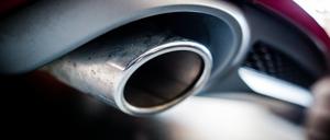 Der Auspuff eines Autos mit Dieselmotor. Die EU-Staaten werden am kommenden Dienstag nicht wie ursprünglich geplant eine endgültige Entscheidung über das pauschale Verbot neuer Autos mit Verbrennungsmotor ab 2035 treffen. 