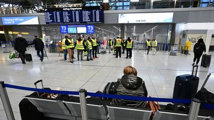 Verdi-Streikaktion in der nahezu leeren Abflughalle des Flughafens Stuttgart.