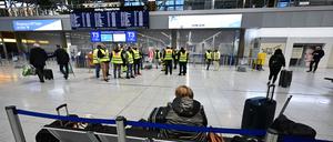 Verdi-Streikaktion in der nahezu leeren Abflughalle des Flughafens Stuttgart.