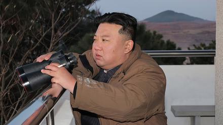 16.03.2023, Nordkorea: Dieses von der staatlichen nordkoreanischen Nachrichtenagentur KCNA zur Verfügung gestellte Bild zeigt nach Angaben von KCNA Kim Jong Un beim Test einer Interkontinentalrakete.