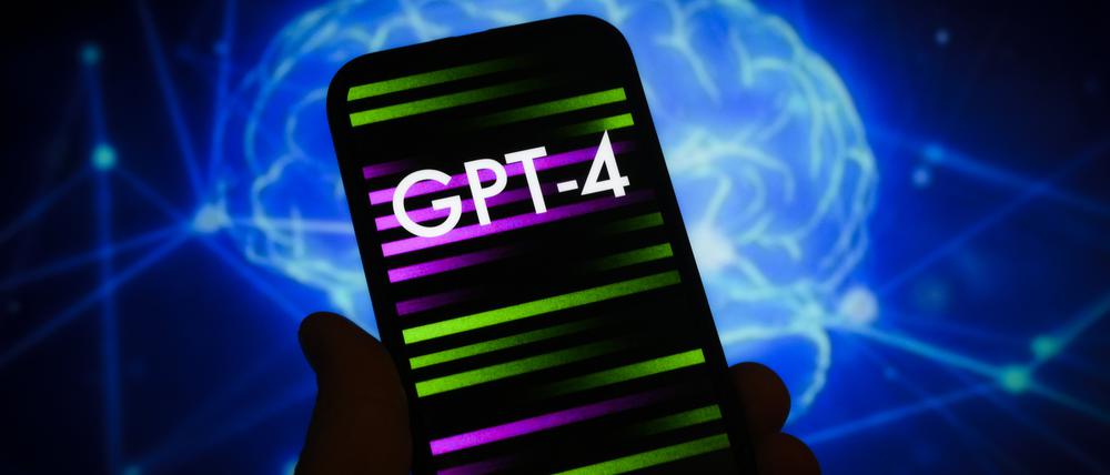 GPT-4 ist eine verbesserte Version von GPT-3.5, der KI also, auf der ChatGPT basiert.