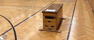 Was macht man, wenn eine Reparatur nicht in Sicht ist? Einfach mal ein Sportgerät über den Gammelboden schieben.