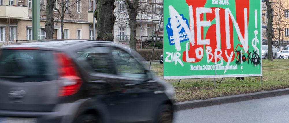 Plakat in der Wisbyer Straße in Berlin-Prenzlauer Berg wirbt für den Volksentscheid „Berlin 2030 Klimaneutral“. Gegner des Volksentscheids haben das Plakat großflächig mit „NEIN“ übermalt.