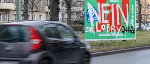 Plakat in der Wisbyer Straße in Berlin-Prenzlauer Berg wirbt für den Volksentscheid „Berlin 2030 Klimaneutral“. Gegner des Volksentscheids haben das Plakat großflächig mit „NEIN“ übermalt. 