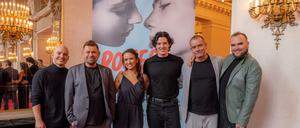 Die Musikproduzenten Peter Plate (2.v.l.) und Ulf Leo Sommer (2.v.r.) mit den Hauptdarsteller:innen des Musicals „Romeo & Julia – Liebe ist alles“.
