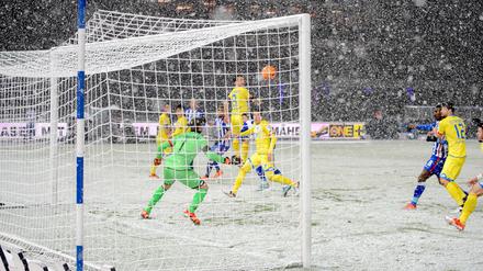 Kein Schuss aufs Tor - und trotzdem gewinnen. Das gelang Hertha 2015 gegen Hoffenheim, weil Eugen Polanski ins eigene Tor traf.