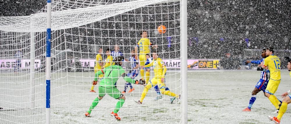 Kein Schuss aufs Tor - und trotzdem gewinnen. Das gelang Hertha 2015 gegen Hoffenheim, weil Eugen Polanski ins eigene Tor traf.