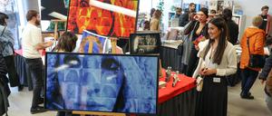 Blick ins „Kaufhaus des Helfens“ (KaDeHe). Die Erlöse sollen den Erdbebenopfern in Syrien und der Türkei zugutekommen. 