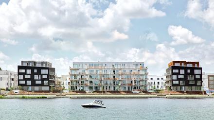 Das Bauwerk „Steg am Wasser“ von Love architecture and urbanism mit seinen 28 Wohneinheiten im Berliner Stadtteil Grünau hat vier Vollgeschosse und ein Staffelgeschoss.