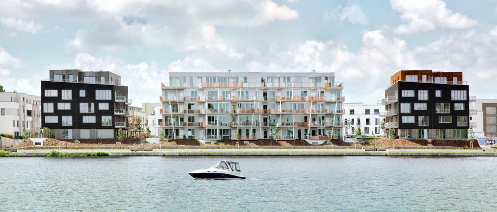 Das Bauwerk „Steg am Wasser“ von Love architecture and urbanism mit seinen 28 Wohneinheiten im Berliner Stadtteil Grünau hat vier Vollgeschosse und ein Staffelgeschoss.