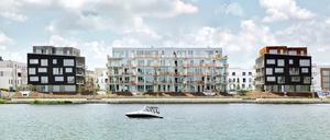 Das Bauwerk „Steg am Wasser“ von Love architecture and urbanism mit seinen 28 Wohneinheiten im Berliner Stadtteil Grünau hat vier Vollgeschosse und ein Staffelgeschoss.