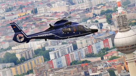 Ein Hubschrauber vom Typ EC155 der Bundespolizei fliegt am Berliner Fernsehturm vorbei. 