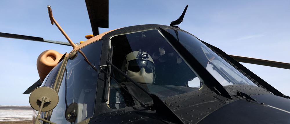 Ein Pilot sitzt in der Kabine eines ukrainischen Mi-17-Helikopters.