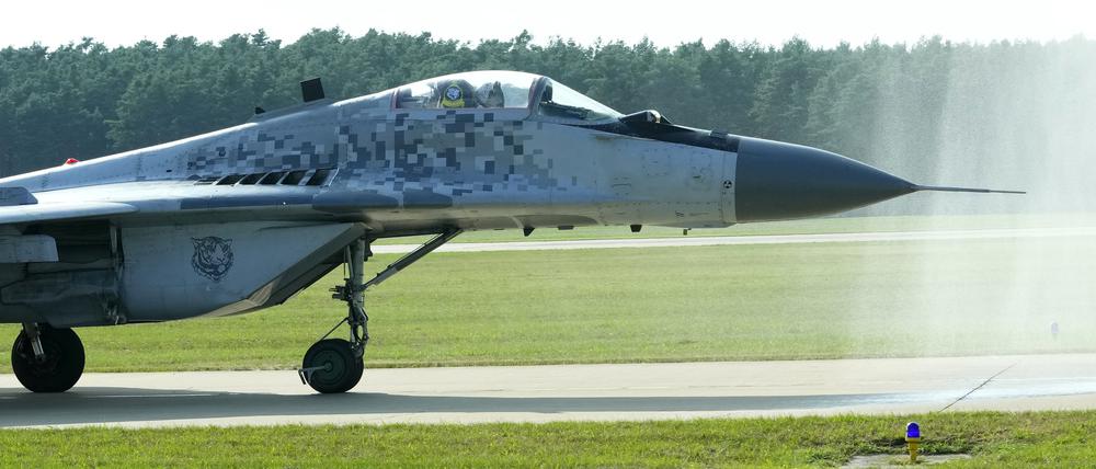 Ein Kampfjet vom Typ MiG-29 der slowakischen Luftwaffe fährt während einer Flugshow durch ein Wassertor. (Petr David Josek/AP)