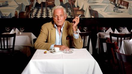 Michel Würthle (1943-2023) im Jahr 2007 in seinem Lokal vor dem berühmten Kippenberger-Gemälde, das die Bar selbst darstellt.