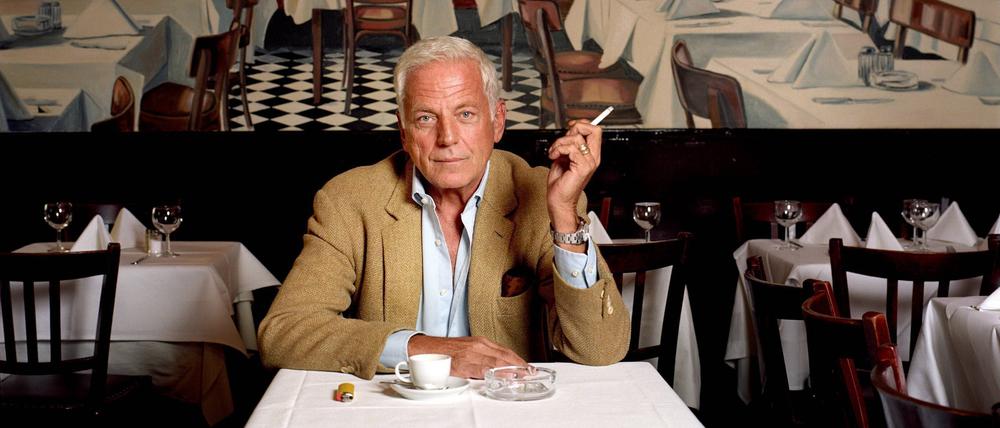 Michel Würthle (1943-2023) im Jahr 2007 in seinem Lokal vor dem berühmten Kippenberger-Gemälde, das die Bar selbst darstellt.