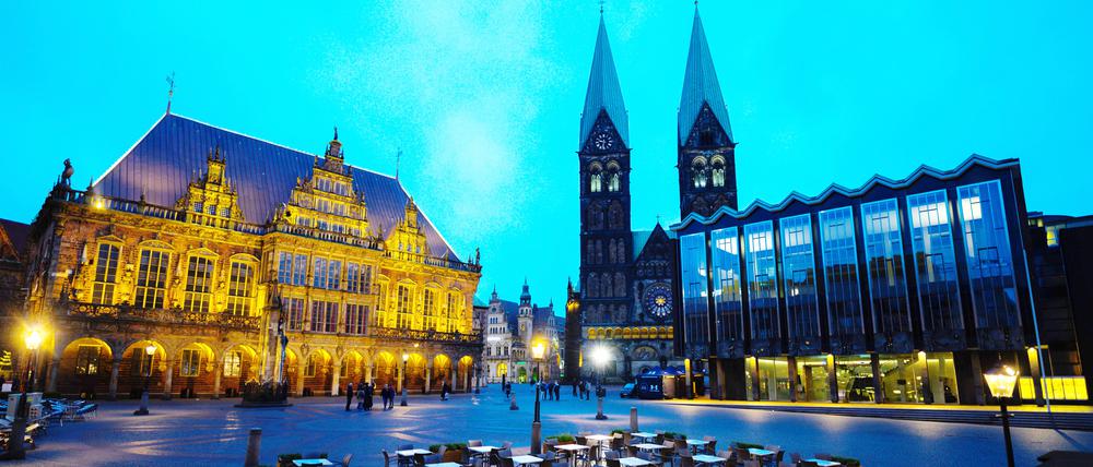 Die bremische Bürgerschaft (r.) hat ihren Sitz in unmittelbarer Nähe zum Alten Rathaus (l.) und zum St.-Petri-Dom (m.).