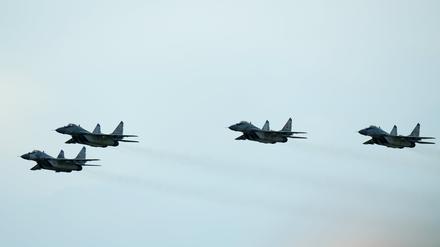 Kampfjets vom Typ MiG-29 fliegen am 17. März 2023 während einer Flugshow über einen Flughafen. 