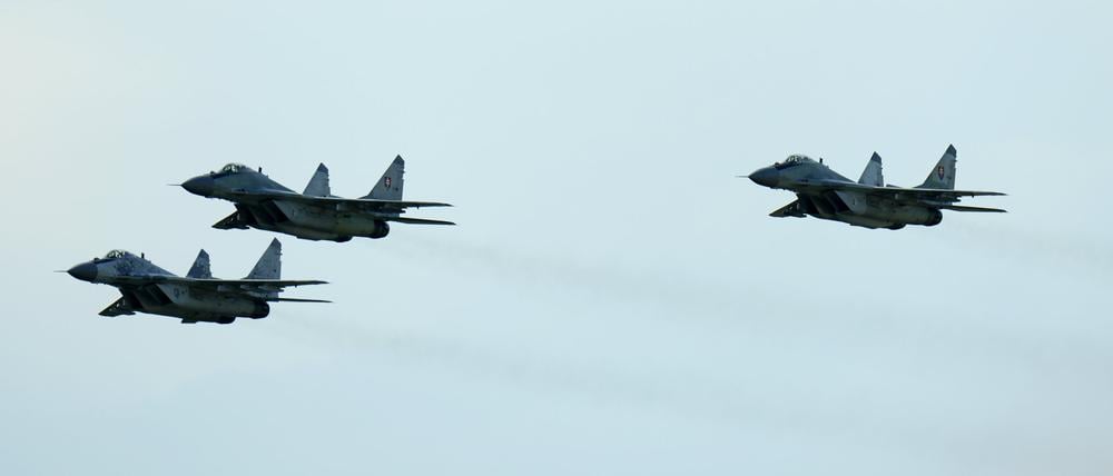 Kampfjets vom Typ MiG-29 fliegen am 17. März 2023 während einer Flugshow über einen Flughafen.
