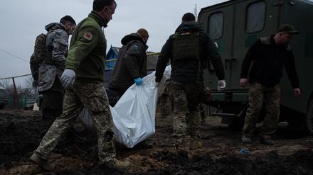 Ukrainische Militärärzte tragen einen toten Soldaten