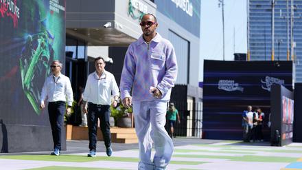 Lewis Hamilton aus Großbritannien vor dem ersten freien Training am Jeddah Corniche Circuit.