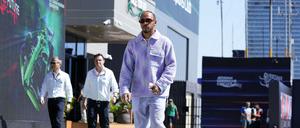 Lewis Hamilton aus Großbritannien vor dem ersten freien Training am Jeddah Corniche Circuit.