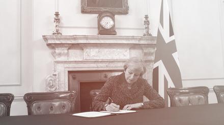 Theresa May unterzeichnet am 29. März 2017 den Austrittsantrag.